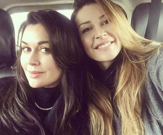 «Заливаю слезами телефон»: дочь показала семейную идиллию с еще здоровой Анастасией Заворотнюк и младшей сестренкой