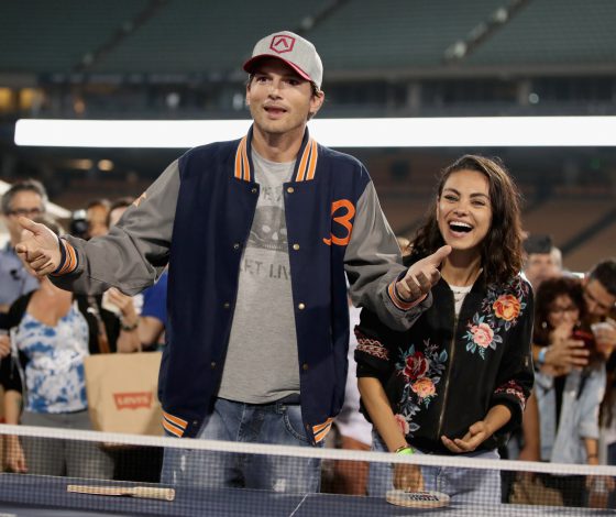 Семейные выходные: Мила Кунис и Эштон Кутчер на прогулке с детьми