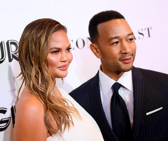 Джон Ледженд дал концерт в прямом эфире в Instagram. Крисси Тейген была рядом. В полотенце