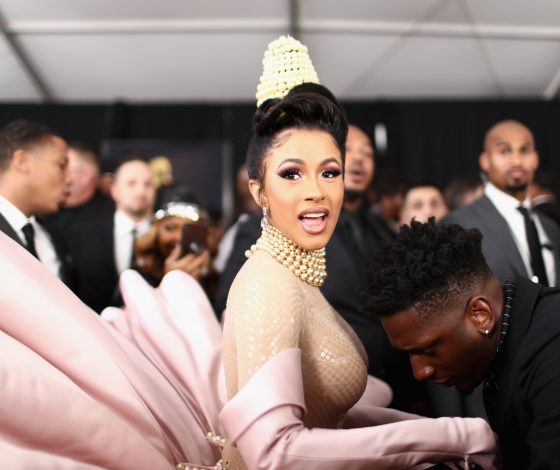 После платья русалки на «Грэмми»: вспоминаем самые необычные выходы Карди Би