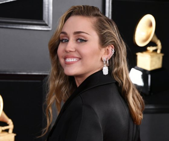 Кому больше идет смокинг? Ирина Шейк против Майли Сайрус. Голосуй!