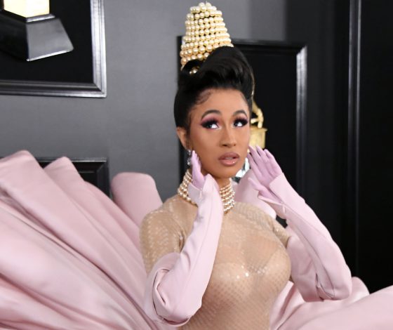 Как всегда отличилась! Сколько времени занял маникюр Карди Би для премии «Грэмми»?