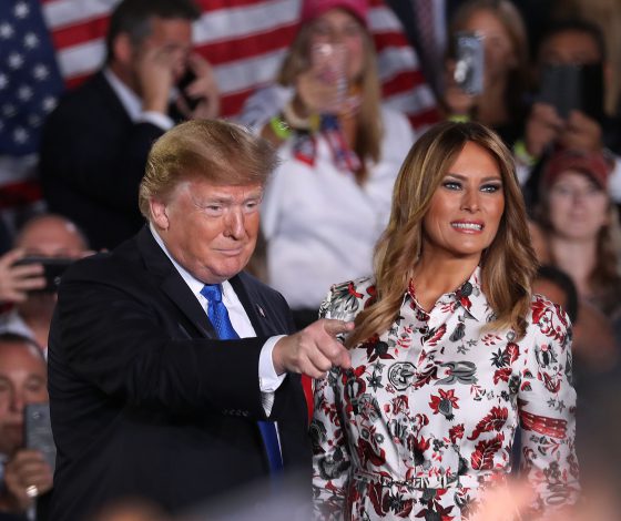 Новый выход Трампов. Ты только посмотри на платье Мелании!