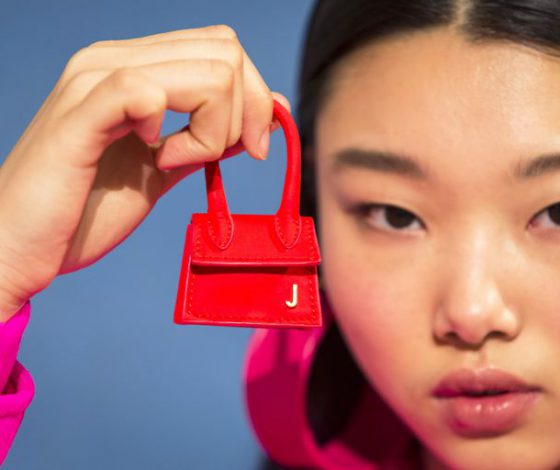 Это самая модная сумка весны. И в нее не влезет даже помада!