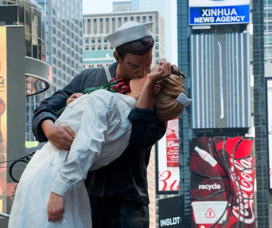 Вандалы разрисовали символ окончания Второй мировой войны тегом против секс-насилия