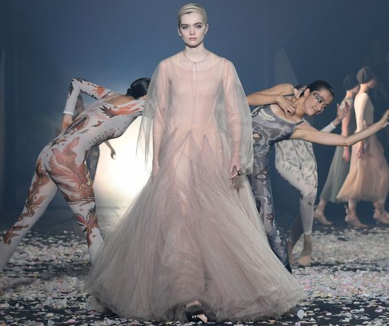 Смотри прямой эфир женского показа Dior здесь!