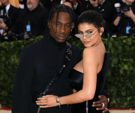 Сколько раз мы думали, что Кайли и Трэвис помолвлены? Считаем кольца!