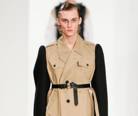 Неделя моды в Париже: мужчины в тренчах на голое тело на показе Maison Margiela