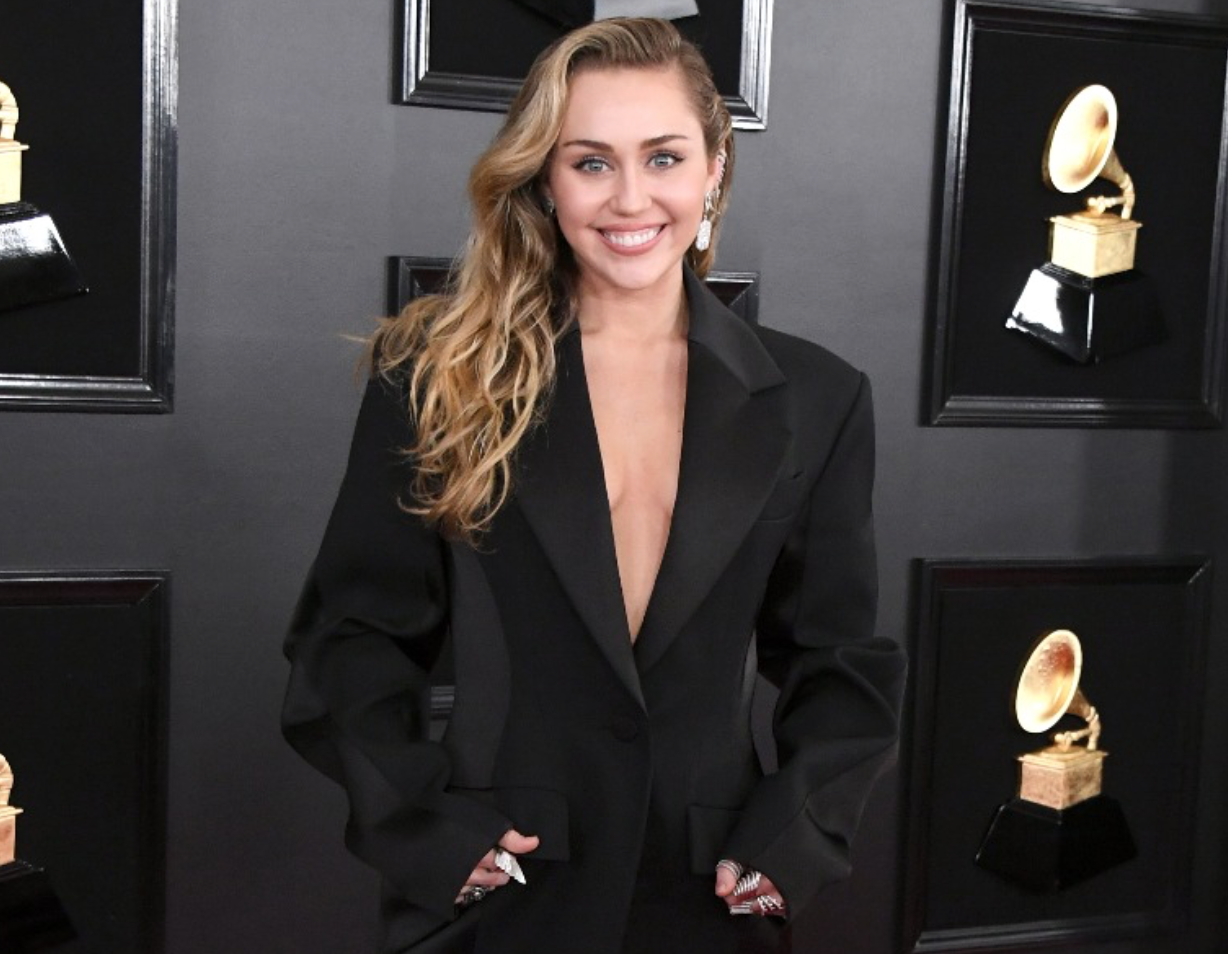 Miley cyrus grammy. Майли Сайрус Грэмми. Miley Cyrus Grammy 2008. Майли Сайрус Грэмми 2019. Майли Сайрус Грэмми 2023.