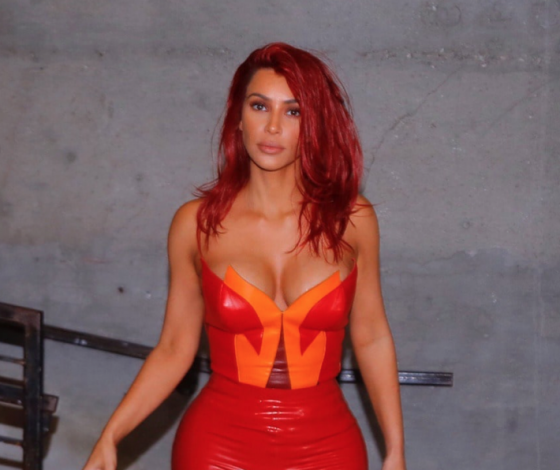 Огонь: Ким Кардашьян с красными волосами и в латексном костюме