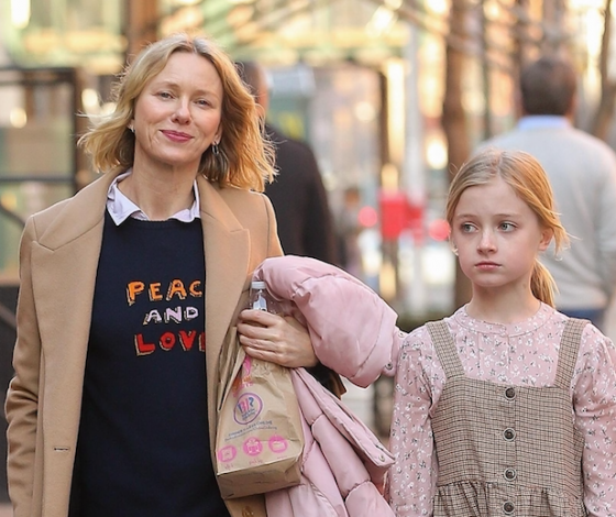 Новый выход Наоми Уоттс с сыном: он в платье!