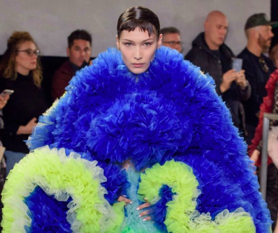 Белла Хадид и Эмили Ратаковски на безумном дебютном показе Tomo Koizumi