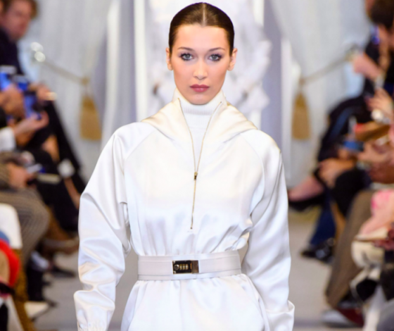 Белла Хадид в белом мини на показе Brandon Maxwell