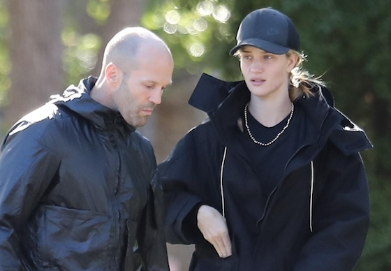 Любимая пара! Джейсон Стэтхем и Роузи Хантингтон-Уайтли на прогулке с сыном