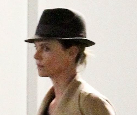 Семейные выходные! Шарлиз Терон сходила в кино с детьми