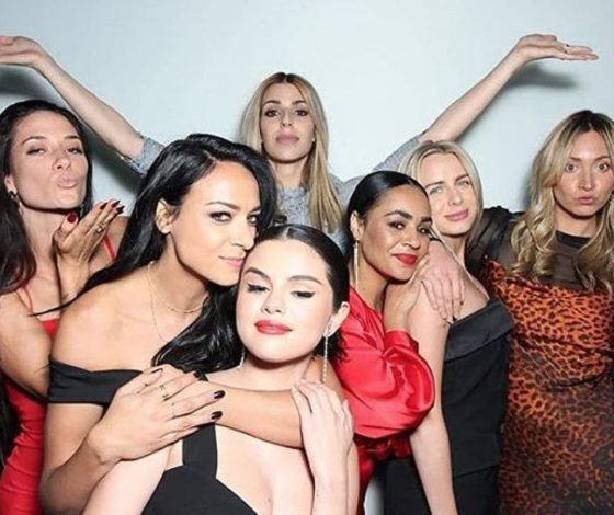 У нее все хорошо! Селена Гомес развлекается на свадьбе подруги