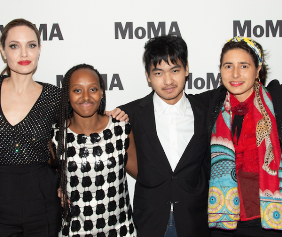 Семейный выход! Анджелина Джоли на выставке с детьми