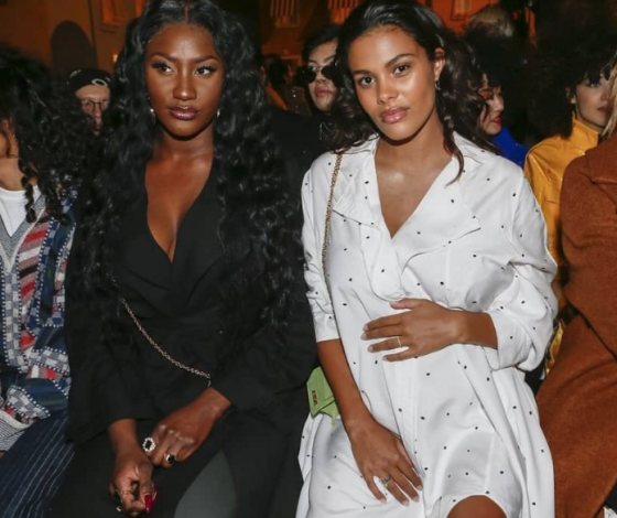 Какая красивая! Беременная Тина Кунаки на показе в Париже