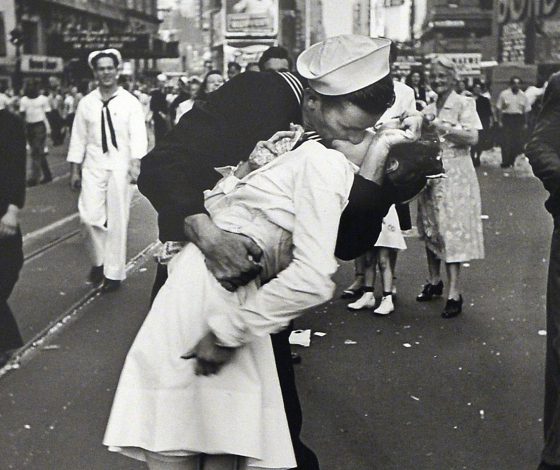 В США умер самый известный моряк в мире с фотографии «Поцелуй на Таймс-Сквер»