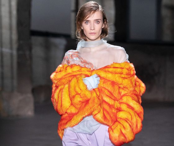 Неделя моды в Париже: цветочный принт, яркие шубы и весь показ Dries Van Noten здесь!