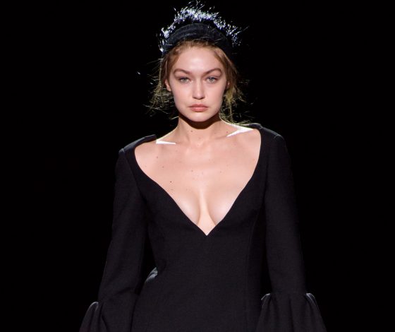 Неделя моды в Нью-Йорке: Джиджи с глубоким декольте на шоу Marc Jacobs