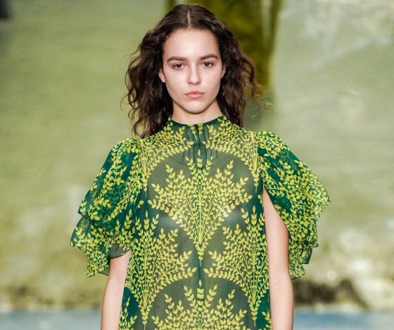 Брючные костюмы, цветочные платья и мини-сумочки на показе Carolina Herrera