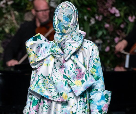 Неделя моды в Милане: Адвоа Абоа и цветочные маски на показе Richard Quinn
