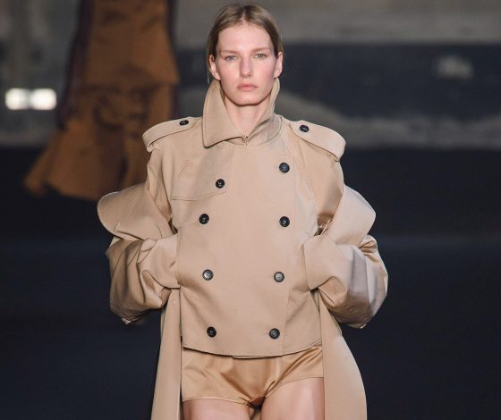 Неделя моды в Милане: тренч с короткими шортами на показе №21