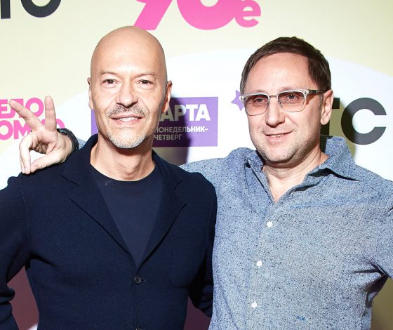 Федор Бондарчук, Вячеслав Муругов, Роман Курцын и Анжелика Каширина на премьере сериала «90-е. Весело и громко»