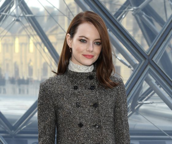 Эмма Стоун, Нина Добрев и Эмма Робертс на показе Louis Vuitton