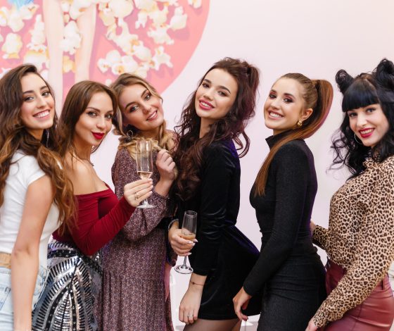 Где провести время с подругами, сделать крутые фото и получить скидку на бьюти-услуги?
