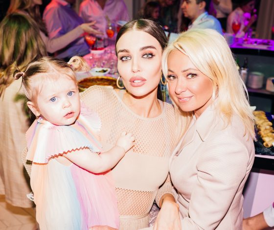 Модель Дарья Коновалова отпраздновала день рождения дочки Софи: Яна Рудковская и Саша Плющенко пришли на вечеринку  