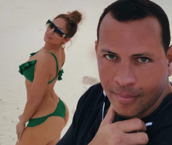 Алекс Родригес и Джей Ло (в крошечном бикини) отдыхают на пляже. И как сияет кольцо!