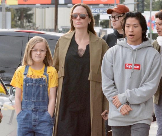 В платье и на шпильках: новый выход Анджелины Джоли с детьми