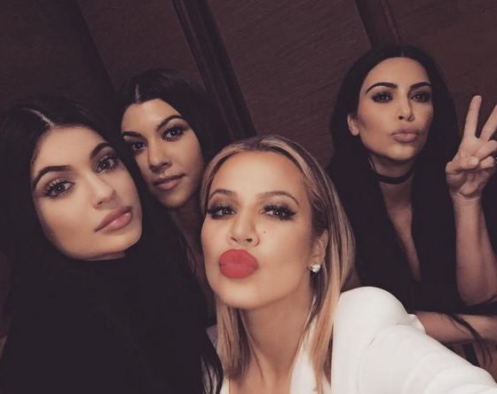 Какие же шикарные! Семейный выход сестер Кардашьян-Дженнер