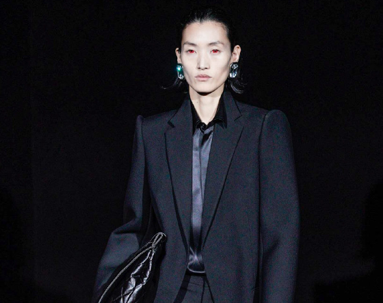 Неделя моды в Париже: модели с красными глазами на показе Balenciaga