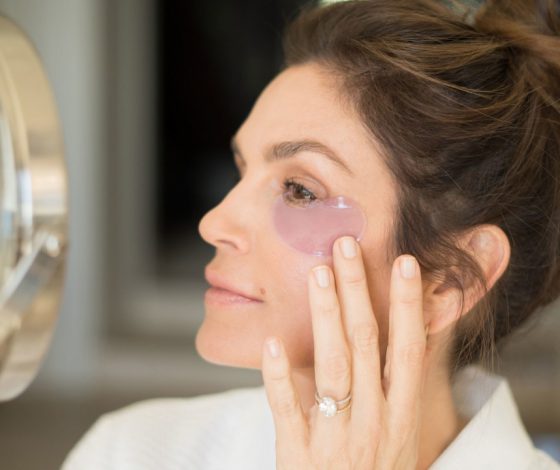 Для всех бьютиголиков: Синди Кроуфорд выпустила патчи под глаза