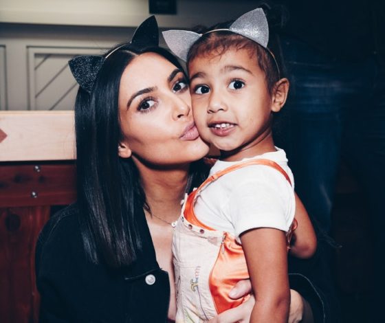 Вся в маму! Ким с дочкой Норт в самом модном принте этого сезона