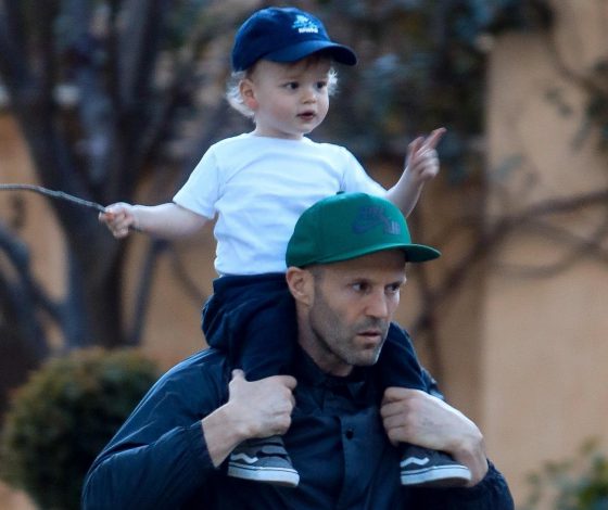 И с кем это он? Джейсон Стэтхем гуляет с сыном и незнакомкой