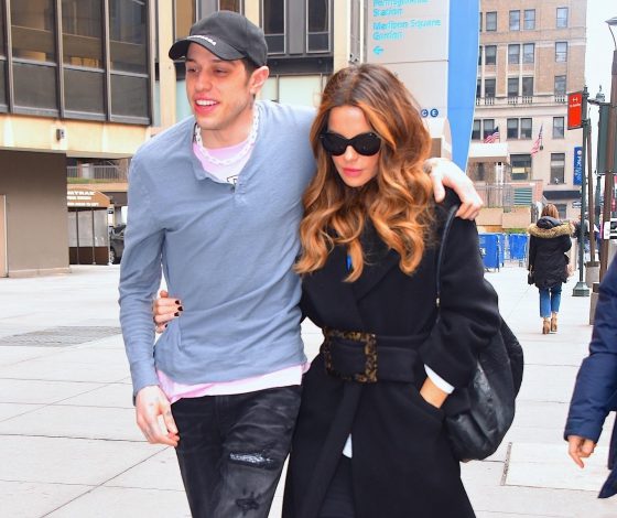 И все-таки они вместе! Пит Дэвидсон и Кейт Бекинсейл не скрывают чувств на хоккейном матче