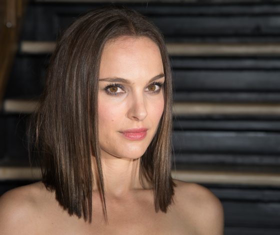 Натали Портман носит нескучный классический костюм с экстремальным декольте