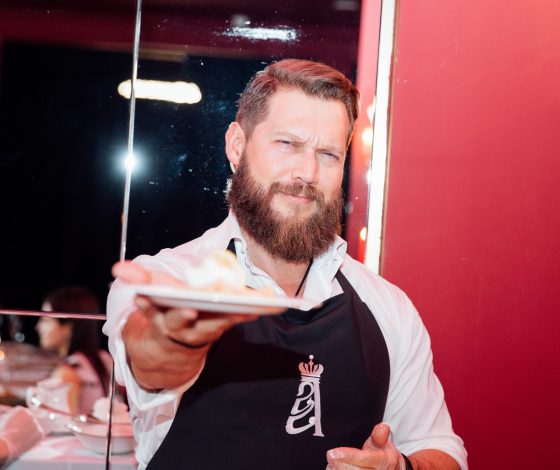 Светский завтрак: ювелир Петр Аксёнов поздравил подруг с 8 Марта