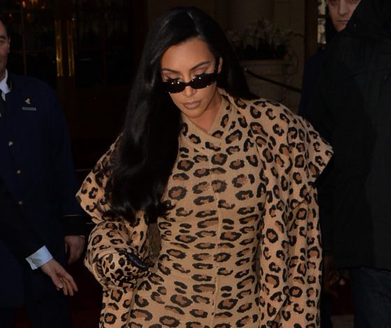 Ким Кардашьян снова в Париже. И она в леопарде!