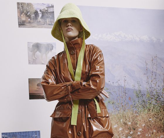 Добавь в wish-лист: где купить идеальный лакированный плащ на весну?