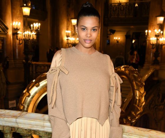 Беременность ей к лицу! Тина Кунаки на показе Stella McCartney в Париже