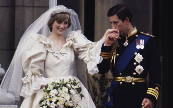 Кусок торта со свадьбы принцессы Дианы и принца Чарльза выставили на аукцион