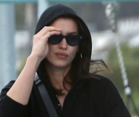 В черных очках и толстовке: новый выход Ирины Шейк с дочкой