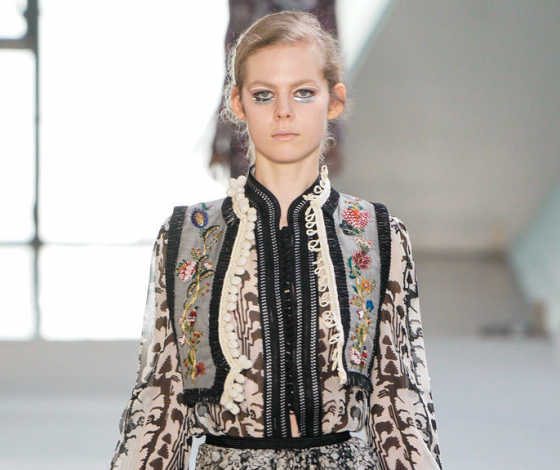 Неделя моды в Париже: Жоли Элиен на показе Giambattista Valli