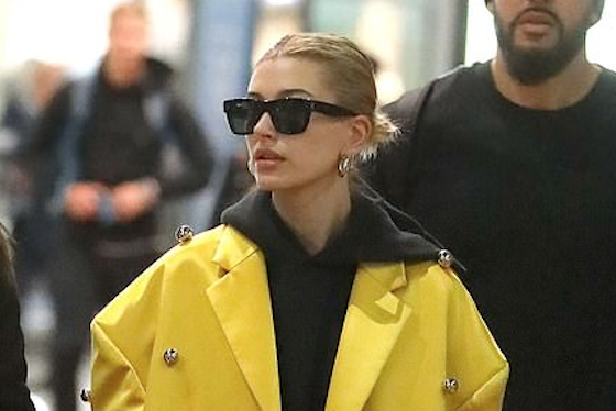 Новый выход Хейли Бибер. Она в очень крутом пальто!