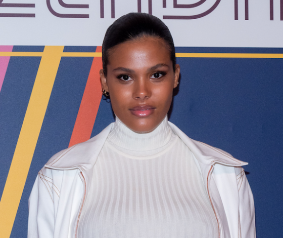 Светится от счастья! Беременная Тина Кунаки на показе в Париже